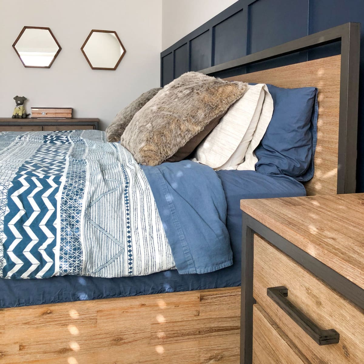 Irondale King Bed - lh-import-beds