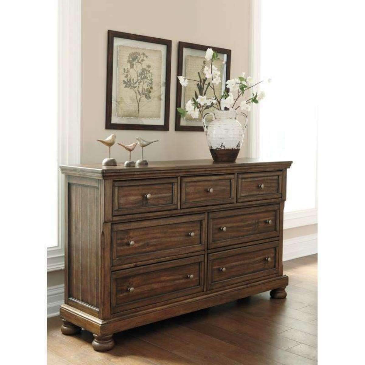 Flynnter Dresser - DRESSERS