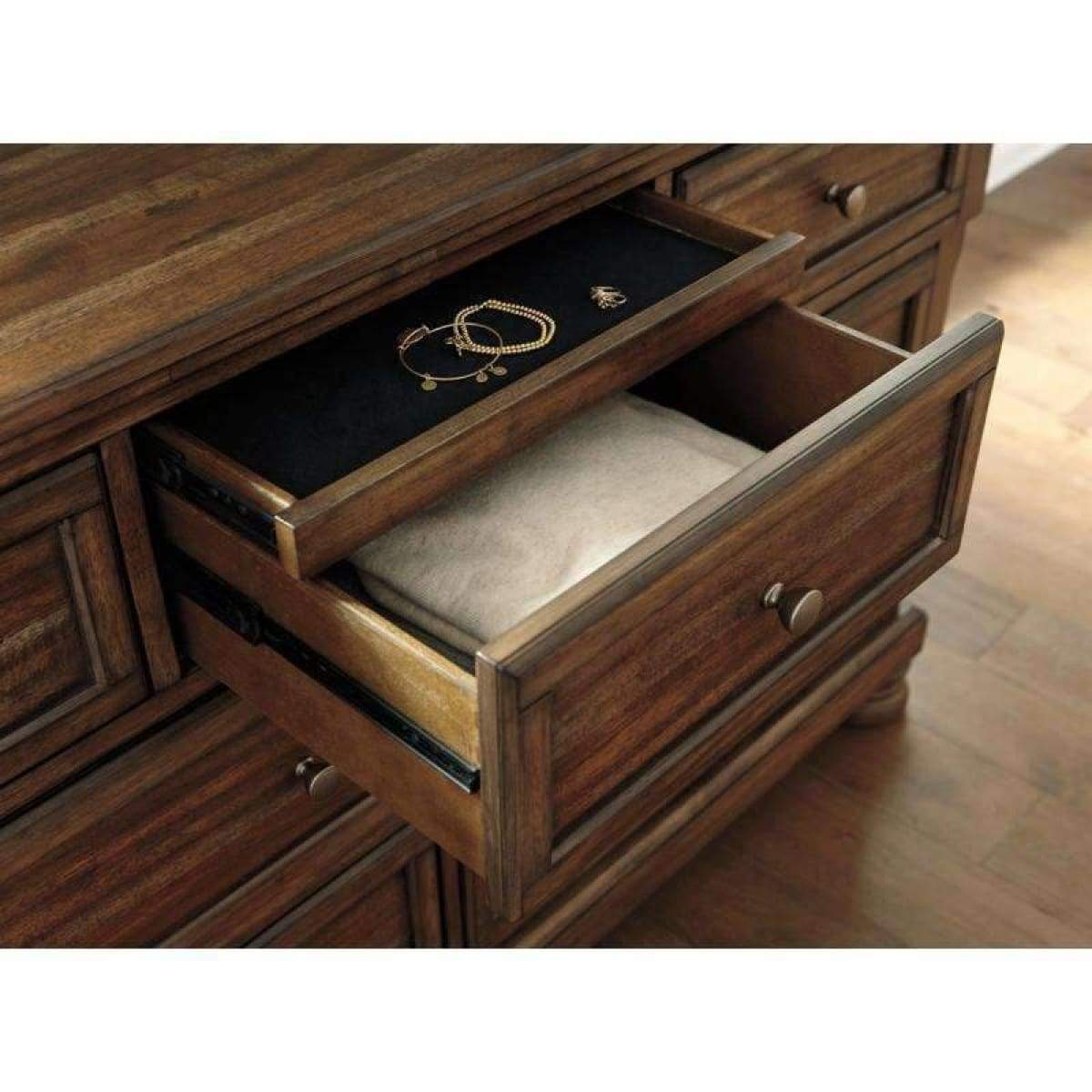 Flynnter Dresser - DRESSERS