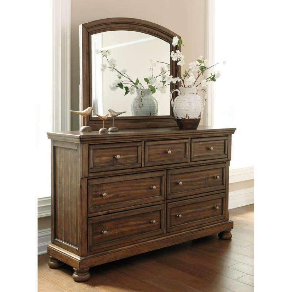 Flynnter Dresser - DRESSERS