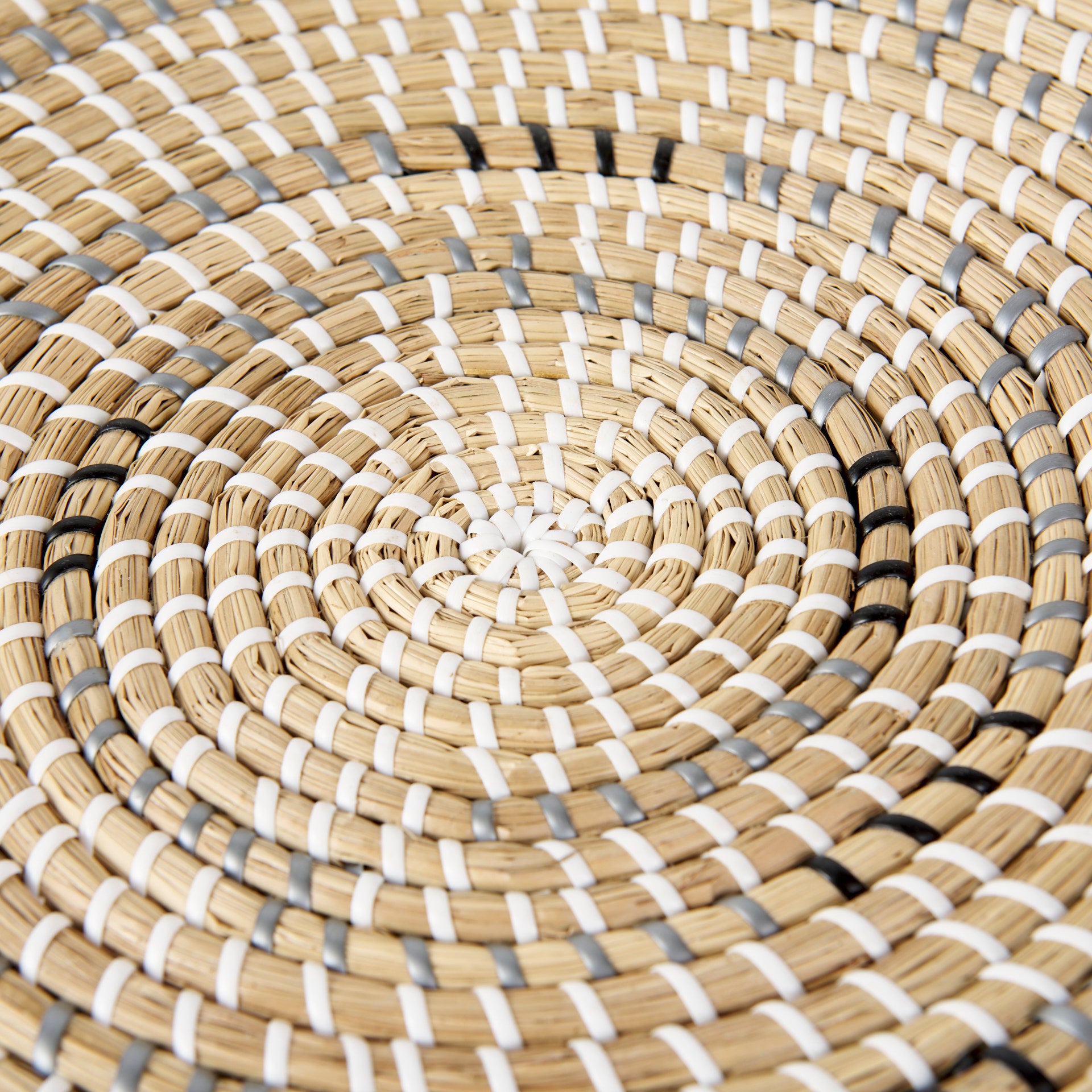 Avel  18.0L x 18.0W x 3.0H  Light Brown Seagrass W/Dark Brown String Round Wall Hanging Plate